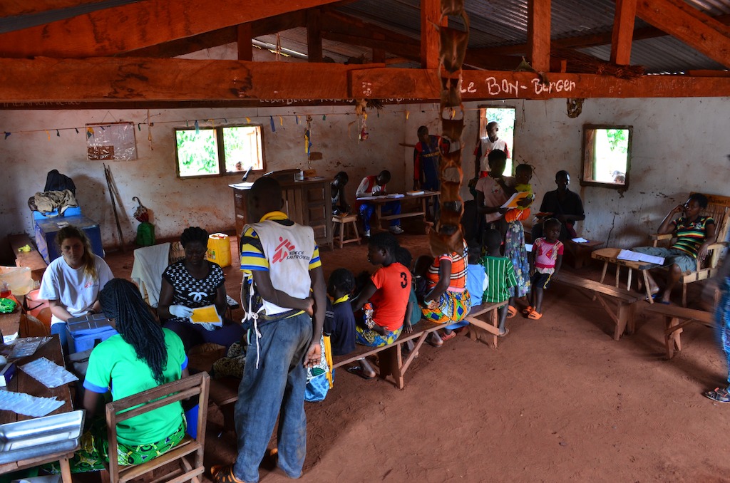 An MSF team has set up a vaccination site in this church in Gbanda, Bangassou subprefecture. As part of MSF’s massive multi antigen vaccination campaign, MSF teams visited 48 sites three times to vaccinate 20,000 children against nine deadly diseases. Photographer: Sandra Smiley