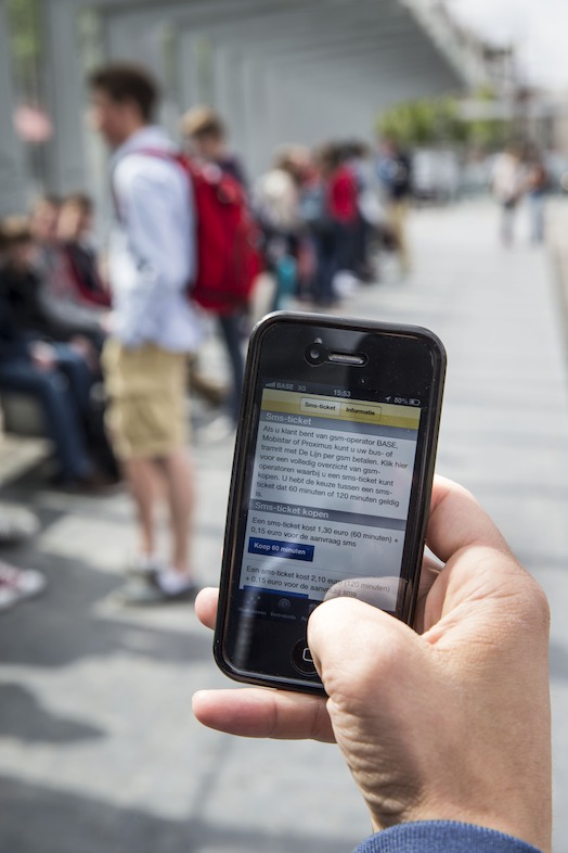 Een reiziger vraagt een sms-ticket aan.