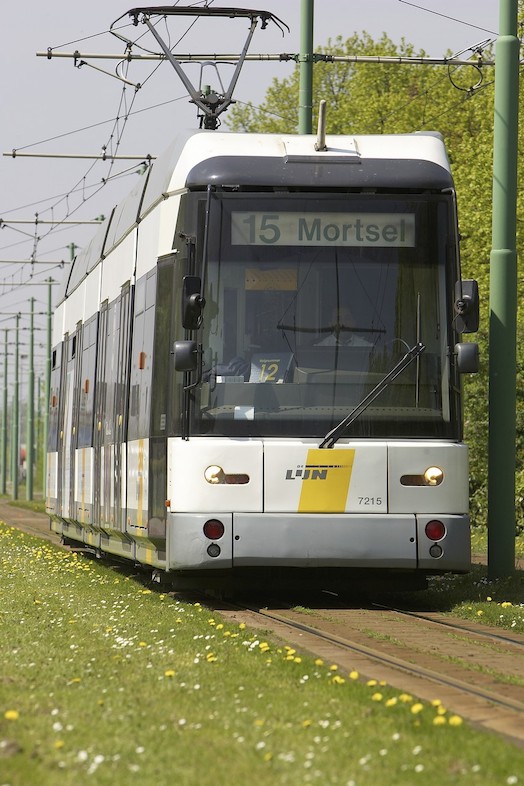 Een Antwerpse Hermelijntram. 51 Antwerpse Hermelijnen worden aangepast door Bombardier, zodat ze gekoppeld kunnen rijden.