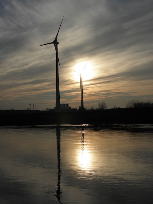 Het naburige Storm-windpark in Wielsbeke tijdens een winterse zonsondergang. (Foto F. Temmerman)