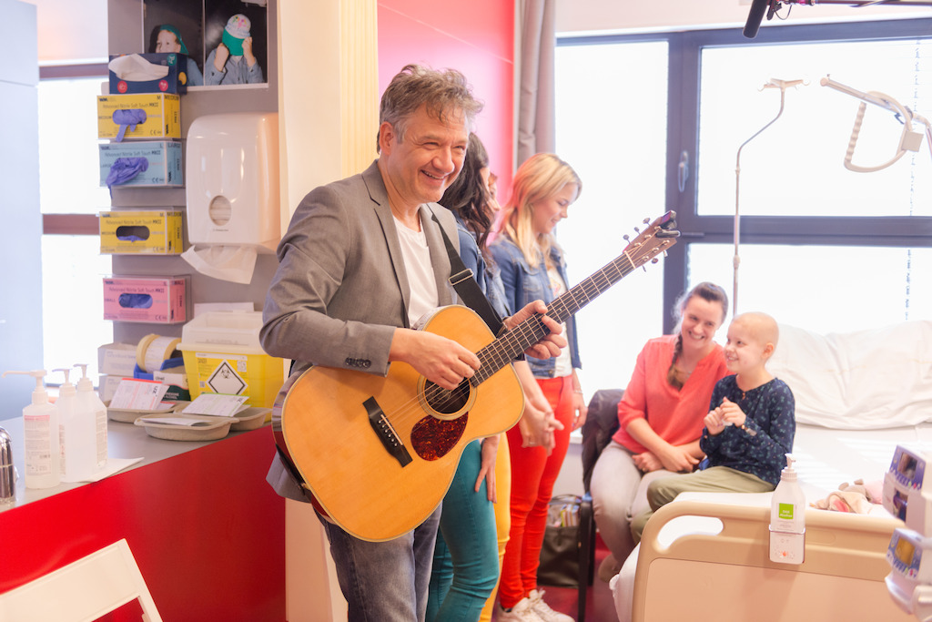 Bart op bezoek in het ziekenhuis met K3 (c) VRT