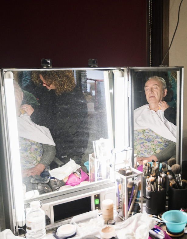 Daan Hugaert krijgt zijn tattoo opgekleefd (c) Alex Vanhee/ VRT