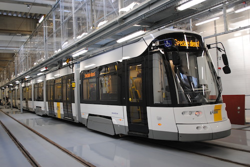 De nieuwe Flexity 2-tram (43 m) van De Lijn in de nieuwe tramwerkplaats in de stelplaats Gentbrugge.