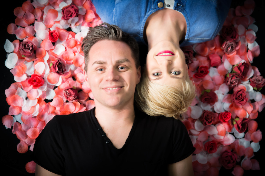 VIDEO | MNM-dj's Peter Van de Veire en Eva Daeleman verbreken wereldrecord met De Langste Liefde