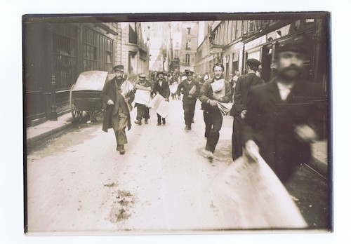 Photo: La ruée vers les journaux (copyright: Musée de l'Imprimerie asbl)