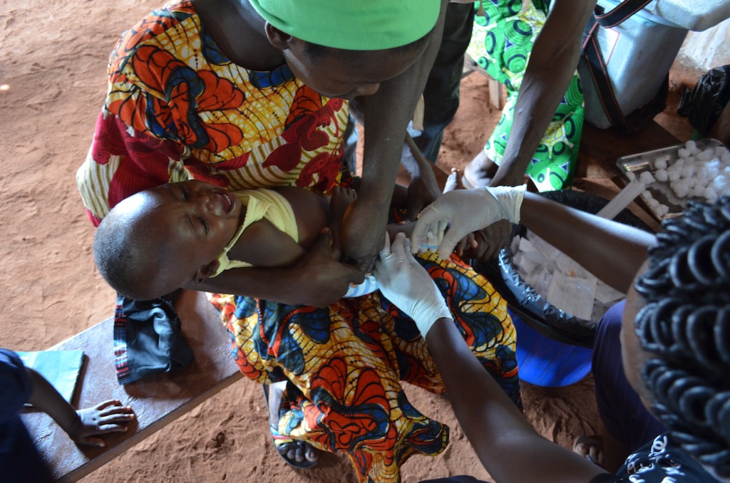 A child gets vaccinated in the MSF multi antigen campaign in Lanome, Bangassou subprefecture. Photographer: Sandra Smiley