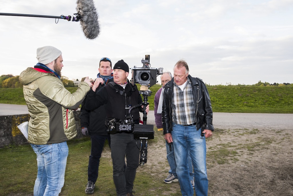 Regisseur Lars geeft nog enkele aanwijzingen aan D.O.P. Philippe (c) Alex Vanhee/VRT