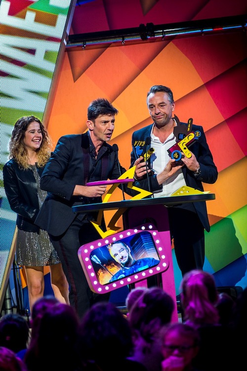 Gala van de Gouden K's 2014 - Koen Wauters, Laura Tesoro en een beteuterde Tom Waes met zijn kapotte Gouden K voor Mannelijke TV-ster van het jaar - (c) VRT-Frederik Beyens