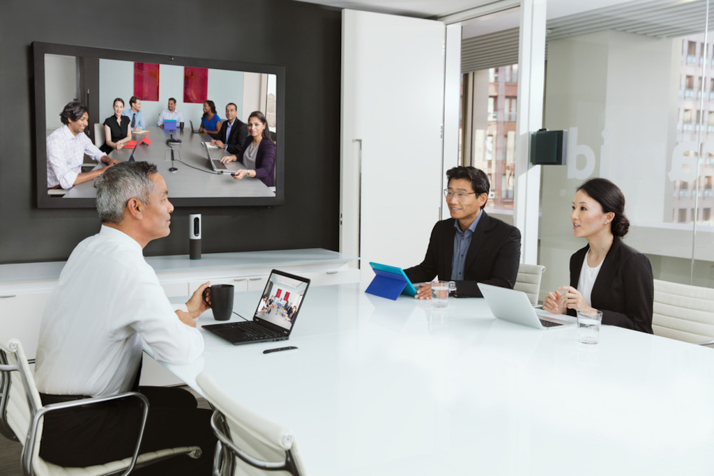 Videollamada de un grupo pequeño con ConferenceCam Connect de Logitech con un grupo numeroso utilizando la cámara Group.