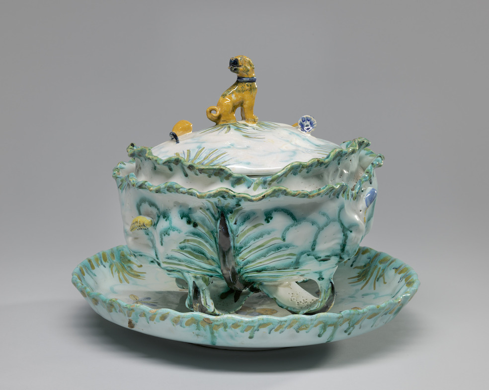Terrine sur plateau, Charles van den Driessche & Philippe Mombaers, Bruxelles, c. 1759 © Lukas - Art in Flanders, foto Dominique Provost