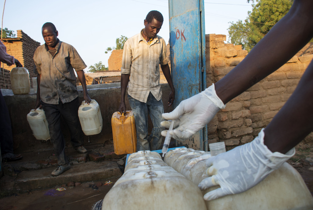 Water seller at the water point Dar Bardja in the neighbour of Dar Al Salam, Am Timan. Paired with the medical response (which includes in-hospital care and outreach program), MSF has also rolled out a large scale bucket chlorination campaign at 72 water points within Am Timan town. In total, in a week over 10 million litres of chlorinated water was provided. Salamat Region of Chad. Photographer: Abdoulaye Barry / Médecins sans Frontières