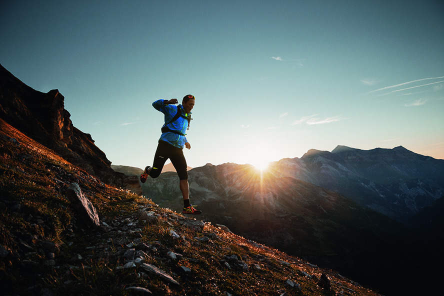ASICS annonce ‘Outrun The Sun’ : un challenge trail inédit contre la nature