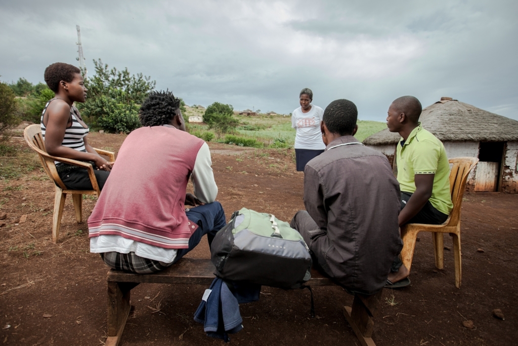 Community Health Agent Babongile Luhlongwane delivers a HIV health talk to residents of a homestead in the rural Entumeni Umlalazi Municipality under Uthungulu District, KwaZulu-Natal, an area which has a high prevalence of HIV. She is one of almost 90 Community Health Agents managed by Medecins Sans Frontieres (MSF) to take testing and counselling the most remote parts of the province. Photographer: Greg Lomas / Médecins Sans Frontières
