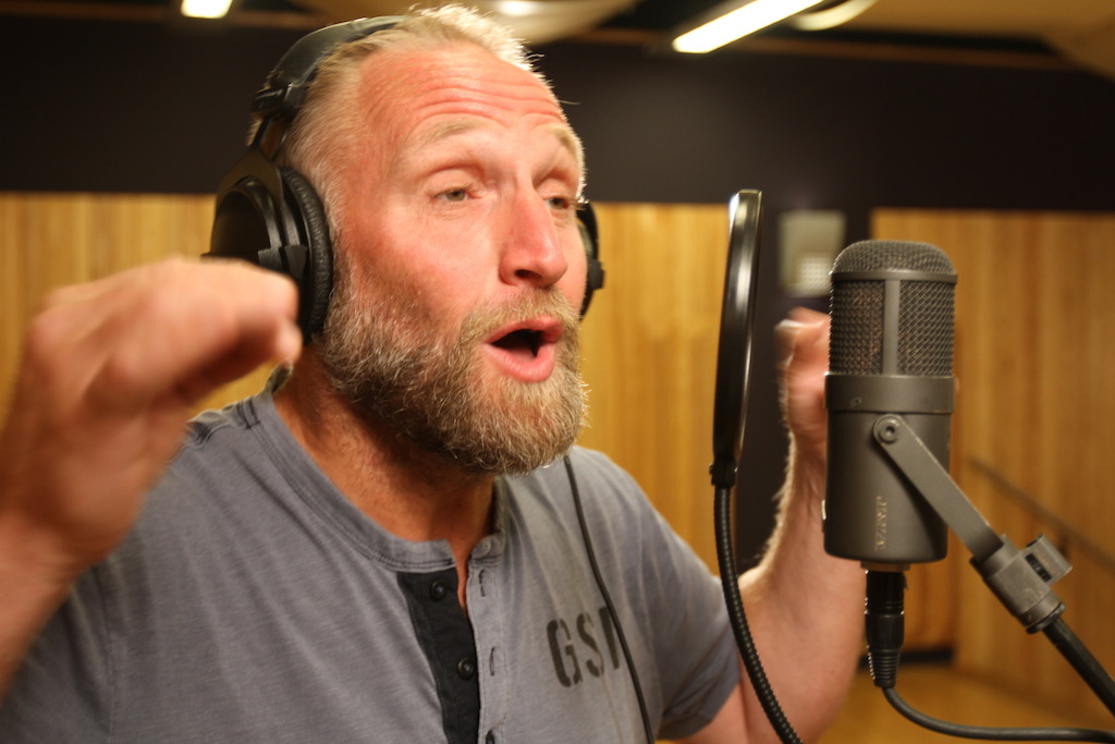 Jan Van Looveren zingt het garantielied (c) VRT