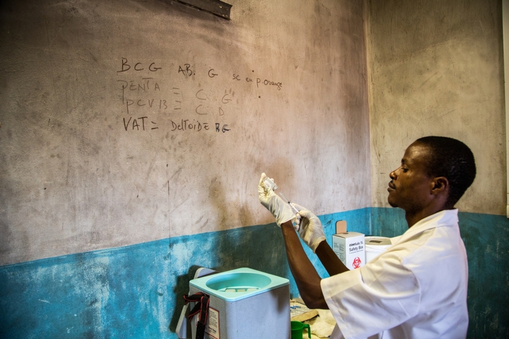 A doctor prepares vaccines before an unprecedented vaccination campaign, supported by MSF, to protect as many children as possible in Central African Republic against common childhood diseases. Photographer: MSF