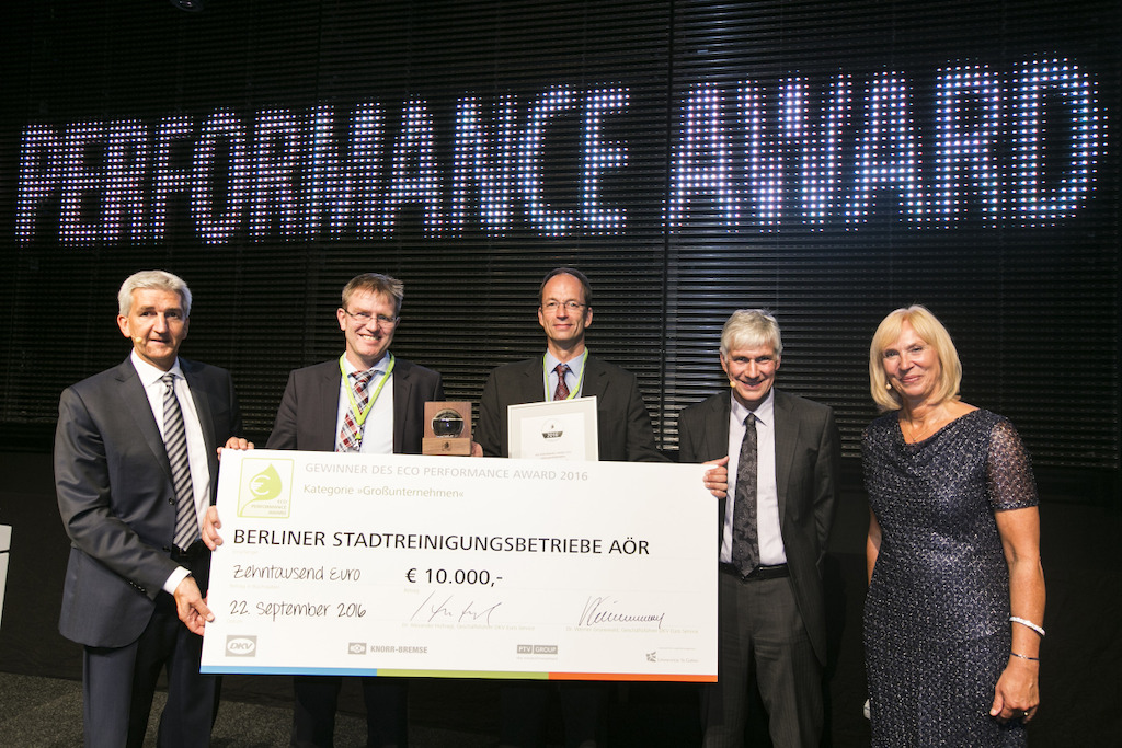 Eco Performance Award 2016 (entreprises de nettoyage de Berlin, catégorie « grandes entreprises ») Le Dr Alexander Hufnagl (DKV Euro Service), Wolfgang Wüllhorst, Wilhelm Winkelmann (tous deux du service municipal de nettoyage de Berlin), le Pr Wolfgang Stölzle (président du jury de l’Eco Performance Award) et la présentatrice Gaby Papenburg. (Photo DKV)