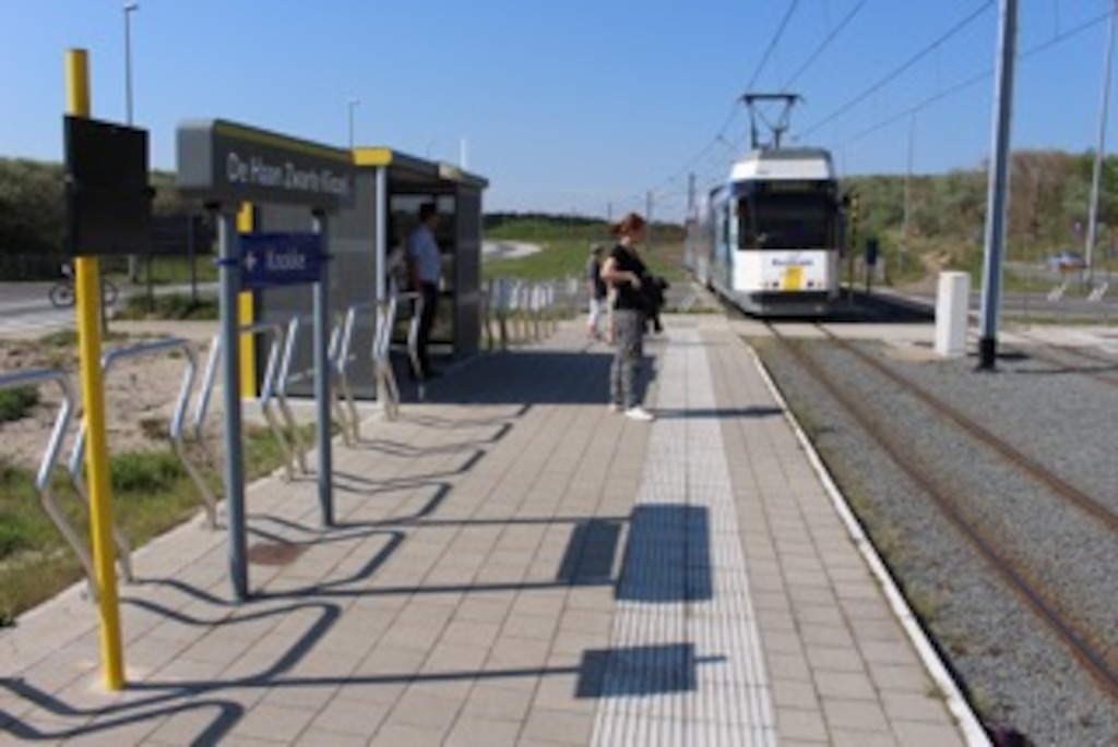 Vandalismebestendig schuilhuisje met geperforeerde stalen wanden aan de halte Zwarte Kiezel in De Haan. (Foto: De Lijn)