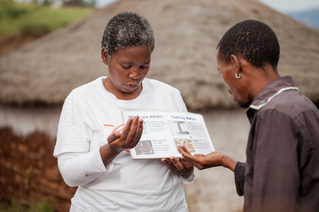 Community Health Agent Babongile Luhlongwane conducts an HIV test on 23-year-old Philisiwe, a young woman living in the remote Entumeni District of KwaZulu-Natal, where HIV prevalence is at its highest. If found positive Philisiwe will be referred to the nearest local clinic to be initiated onto ARVs. Photographer: Greg Lomas / Médecins Sans Frontières