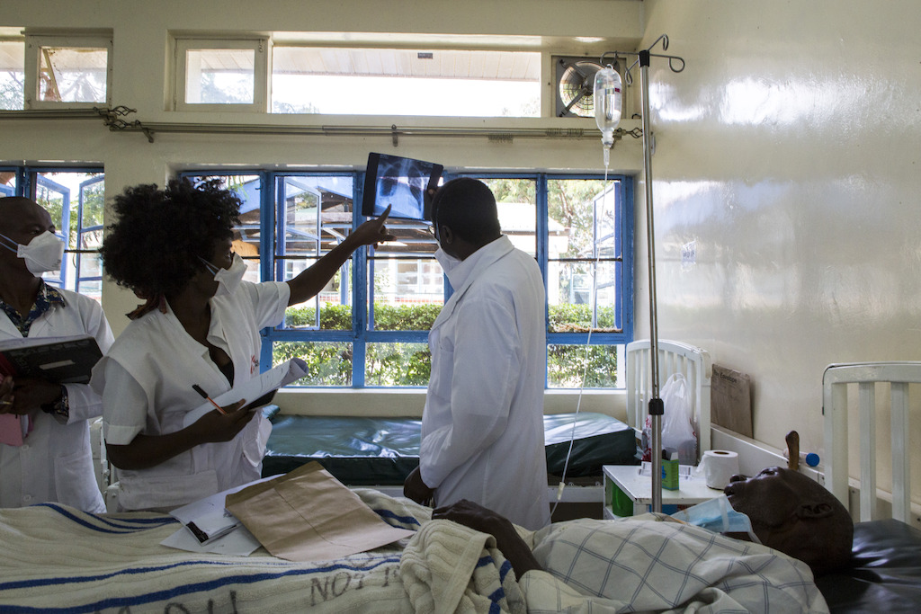 Homa Bay, Kenya: Medical staff in the tuberculosis (TB) ward in MSF-supported Homa Bay hospital, where AIDS accounts for 50% of all admissions. TB remains the leading cause of death among AIDS patients, followed by cryptococcal meningitis and toxoplasmosis, all difficult to treat without effective, accessible drugs and trained medical care. Photographer: Patrick Meinhardt