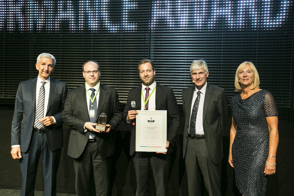 Image 3 : Eco Honor Award (Deutsche Post DHL, distinction spéciale)<br/>Le Dr Alexander Hufnagl (DKV Euro Service), Win Neidlinger (Streetscooter), Achim Jüchter (Deutsche Post DHL), le Pr Wolfgang Stölzle (président du jury de l’Eco Performance Award) et la présentatrice Gaby Papenburg. (Photo DKV)