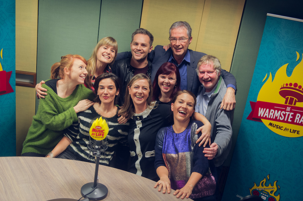 De Warmste Radio (boven v.l.n.r. Eva De Roo, Peter Van de Veire, Jan Hautekiet, Peter Verhulst - onder v.l.n.r. Linde Merckpoel, Karolien Debecker, Kim Debrie, Ayco Duyster, Siska Schoeters) (c) VRT/Jokko