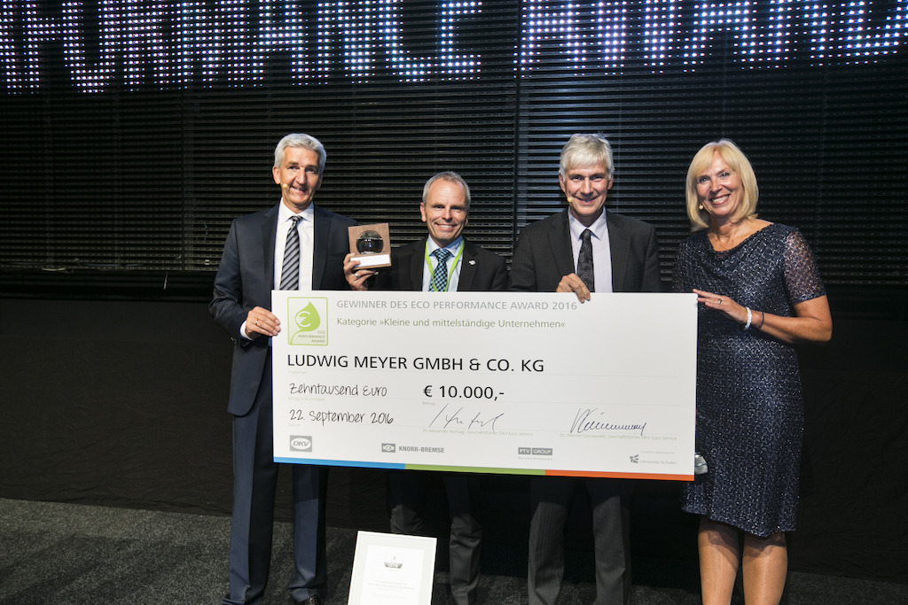 Image 2 : Eco Performance Award 2016 (Ludwig Meyer GmbH + Co. KG, catégorie « petites et moyennes entreprises ») Le Dr Alexander Hufnagl (DKV Euro Service), Matthias Strehl (Ludwig Meyer GmbH & Co. KG), le Pr Wolfgang Stölzle (président du jury de l’Eco Performance Award) et la présentatrice Gaby Papenburg. (Photo DKV)