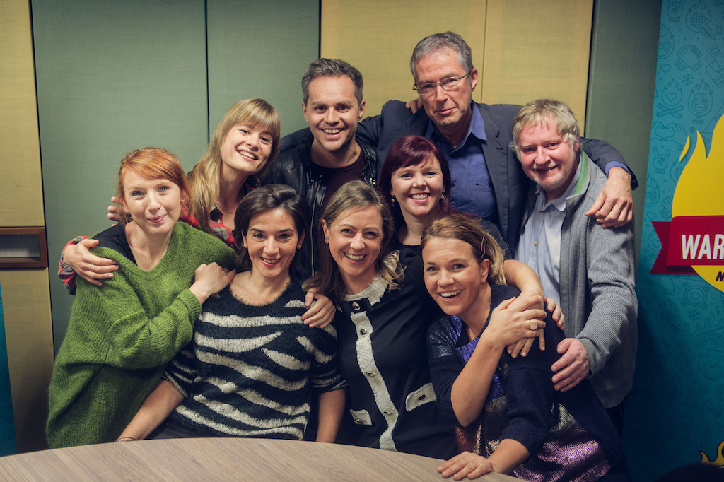 De Warmste Radio (boven v.l.n.r. Eva De Roo, Peter Van de Veire, Jan Hautekiet, Peter Verhulst - onder v.l.n.r. Linde Merckpoel, Karolien Debecker, Kim Debrie, Ayco Duyster, Siska Schoeters) (c) VRT/Jokko