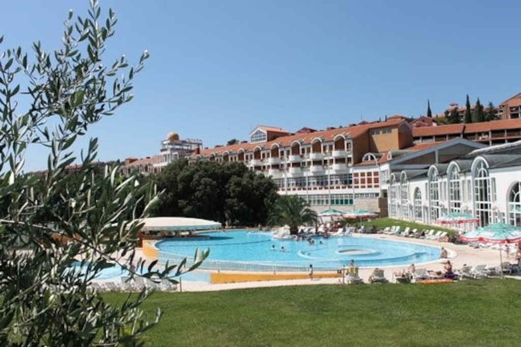 Een foto van een hotel uii een vakantiefolder...