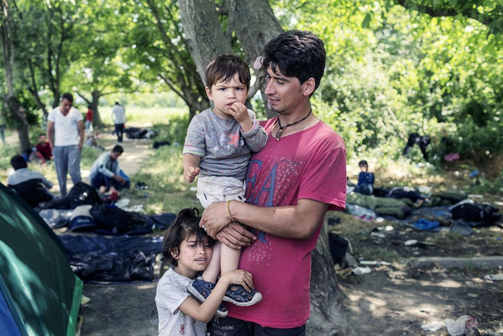 Idomeni. Grèce. Arash, un jeune homme de 24 ans de Kaboul, avec son fils d’un an et sa fille de 4 ans. « Je suis ici parce que je cherche un endroit sûr pour mes enfants », explique-t-il.