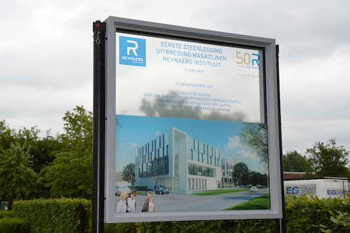 Informatiebord eerste steenlegging uitbreiding Reynaers in Duffel
