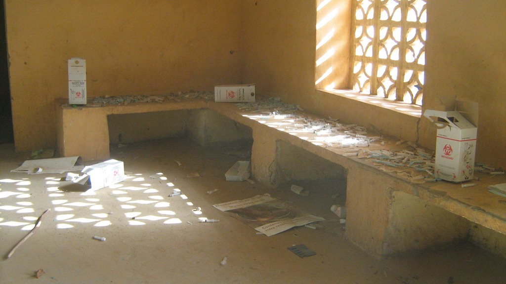 ransacked health centre in Timbuktu area *** Local Caption *** An armed rebellion took control of North Mali early 2012, leadint to important movements of populations. To tackle the disruption of the health care system brougth about by the crisis, MSF supports the hospital in Timbuktou and provides primary health care in villages around Timbuktou. Photographer: Foura Sassou Madi