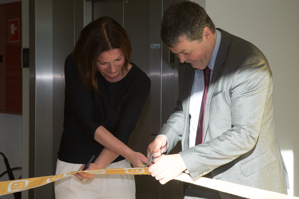 Benedikte Paulissen, verantwoordelijke customer service Telenet, en burgemeester Bart Somers