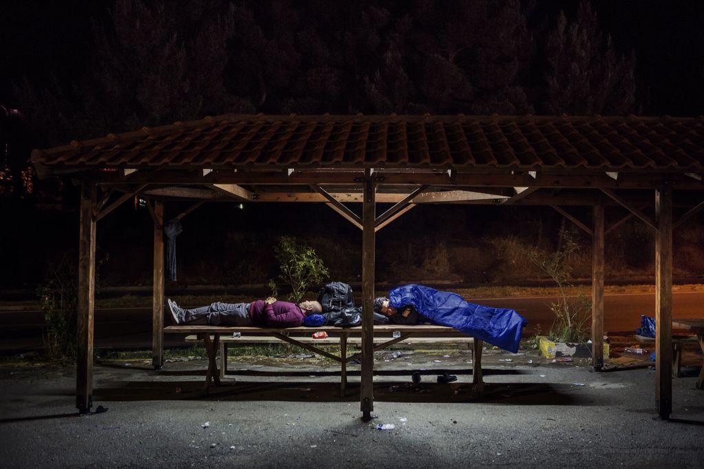 Idomeni. Grèce. Des Syriens dorment sous un abri dans une station-service à quelques kilomètres de la frontière macédonienne.