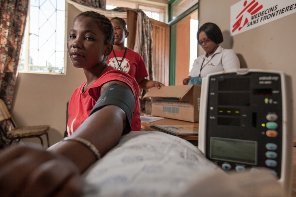 Twenty-six-year-old Londiwe, a young mother, gets her blood pressure taken by a Medecins Sans Frontieres (MSF) nurse at the Community Adherence Club she’s attending at King Dinizulu Clinic in Eshowe, KwaZulu-Natal. She is among 30 stable HIV+ patients who attend the club once every two months to have their health checked and receive their ARVs. This relieves people living with HIV of the hassle of sitting in long queues for 1-on-1 visits, and reduces the strain on an already overburdened public health system. Photographer: Greg Lomas / Médecins Sans Frontières