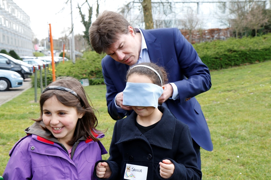 Minister Sven Gatz op de Buitenspeeldag van Ketnet - (c) VRT