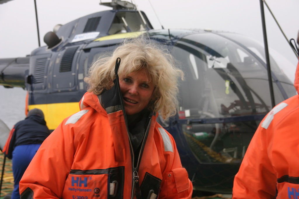 Roseline bij de helicopter van Polarstern
