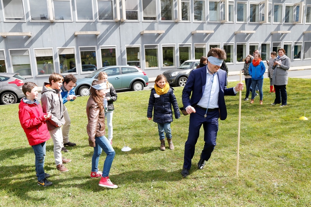Minister Sven Gatz op de Buitenspeeldag van Ketnet - (c) VRT