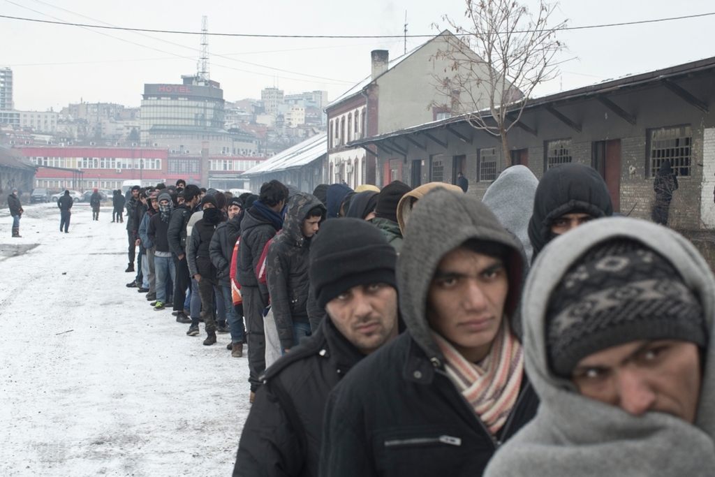 Des personnes se massent devant un entrepôt abandonné, transformé en abri pour les distributions de denrées alimentaires à Belgrade, Serbie, jeudi 5 janvier 2017.
