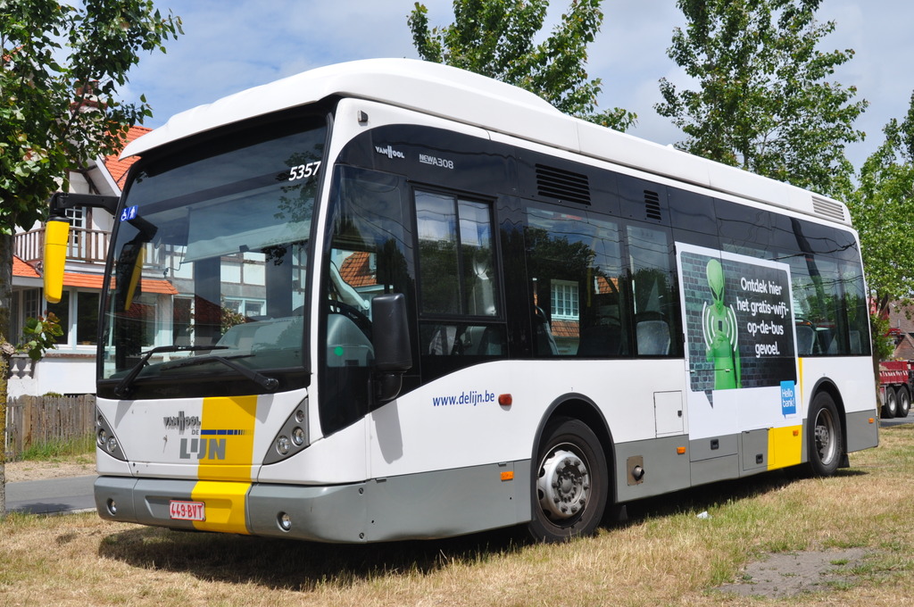 Een van de tien wifibussen voor Brugge en Kortrijk.
