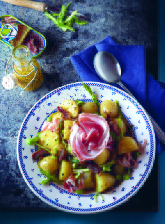 Aardappelsalade met groene asperges, lente-ui, kappers, ansjovis en pancetta.