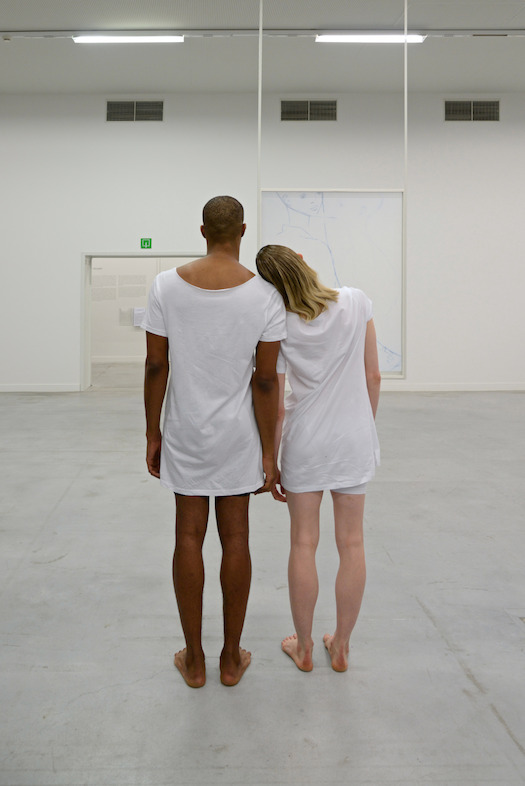 Jimmy Robert, A clean line that starts from the shoulder.<br/>Performance de Jimmy Robert avec Gala Moody au M - Museum Leuven, 19 novembre 2015<br/>Photo (c) Isabelle Arthuis