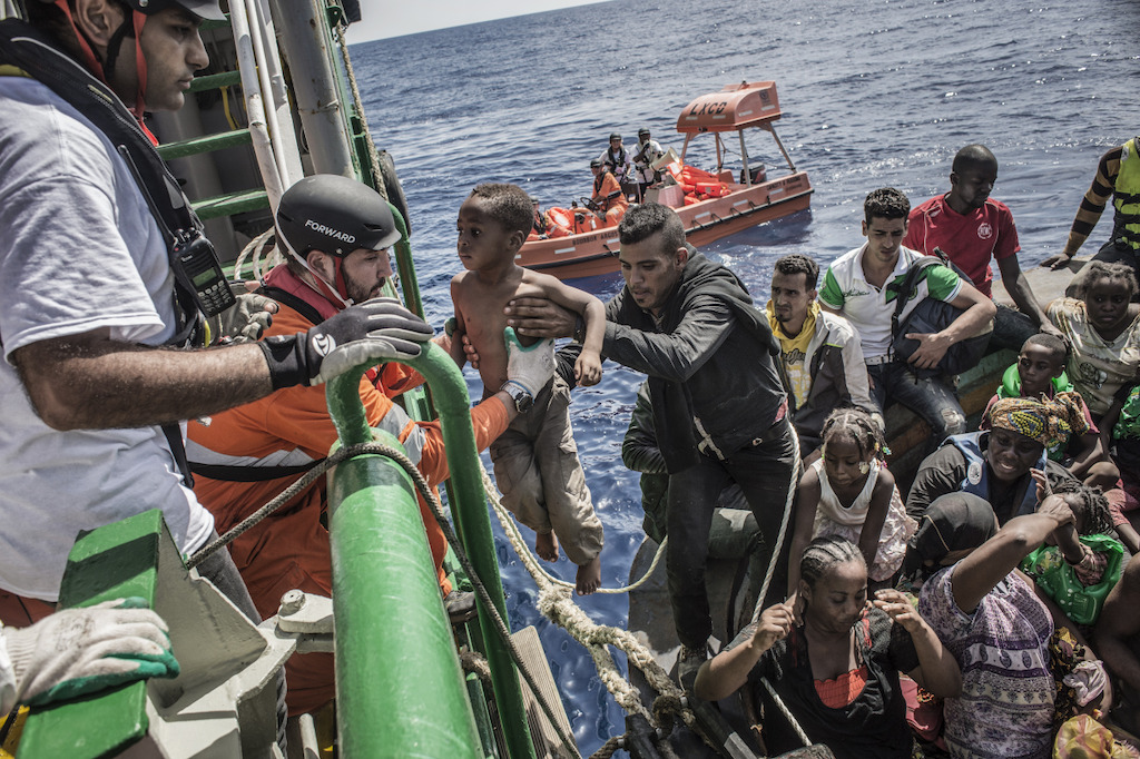 © Francesco Zizola/NOOR<br/>Provenant d’un bateau surchargé de 650 personnes, un enfant est hissé le 26 août à bord du Bourbon Argos, un bateau de sauvetage de MSF en Méditerrannée.