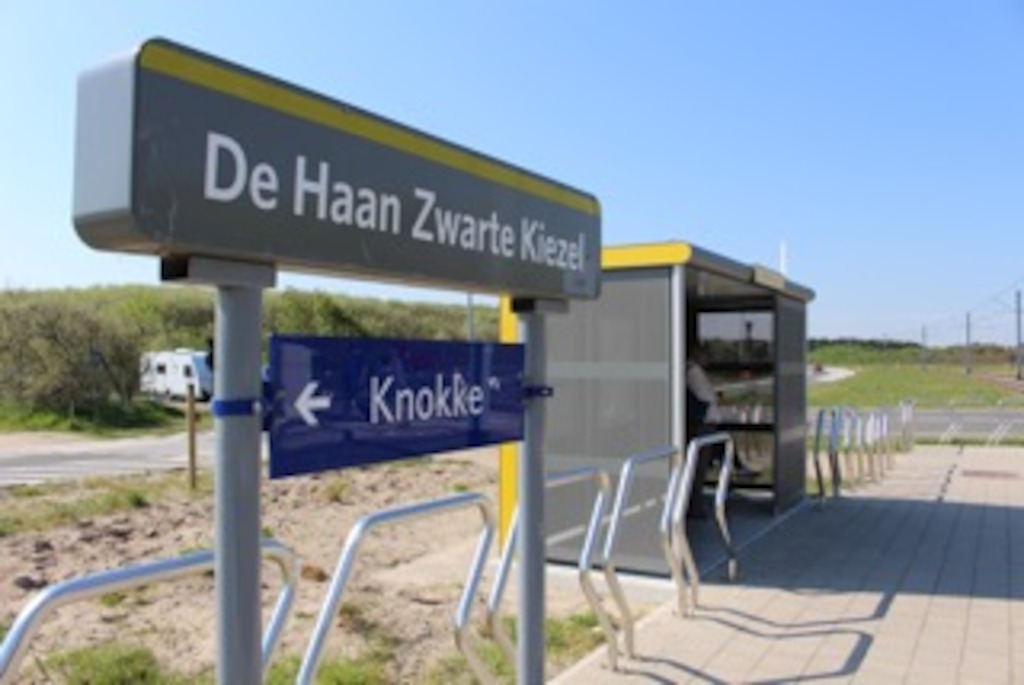 Vandalismebestendig schuilhuisje met geperforeerde stalen wanden aan de halte Zwarte Kiezel in De Haan. (Foto: De Lijn)