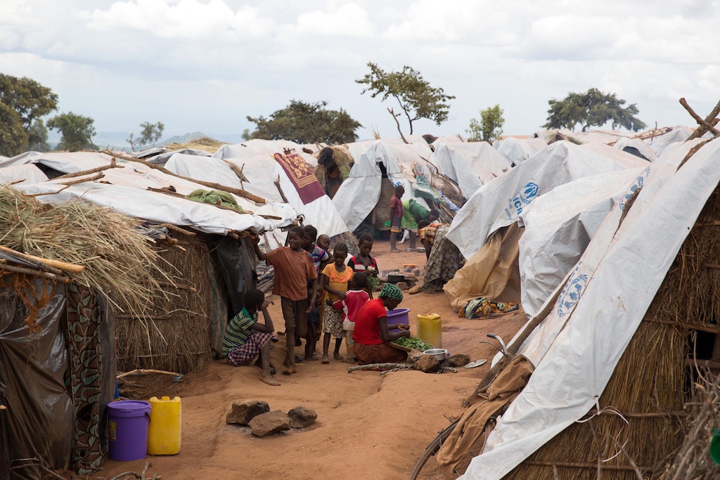 Over 5.800 Mozambican nationals have camped in the village of Kapise 2 in Malawi after fleeing their homes in Mozambique, the majority of them women, children and the elderly. As the camp was built without pre-planning overcrowding has become severe, with high fire hazard for the makeshift shelters. © James Oatway / MSF