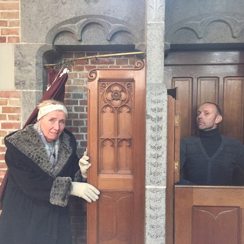 Ria en meneer pastoor (Sien Eggers en Günther Lesage)<br/>(c) VRT