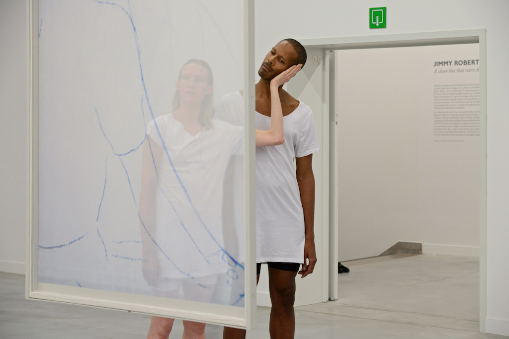 Jimmy Robert, A clean line that starts from the shoulder.<br/>Performance de Jimmy Robert avec Gala Moody au M - Museum Leuven, 19 novembre 2015<br/>Photo (c) Isabelle Arthuis