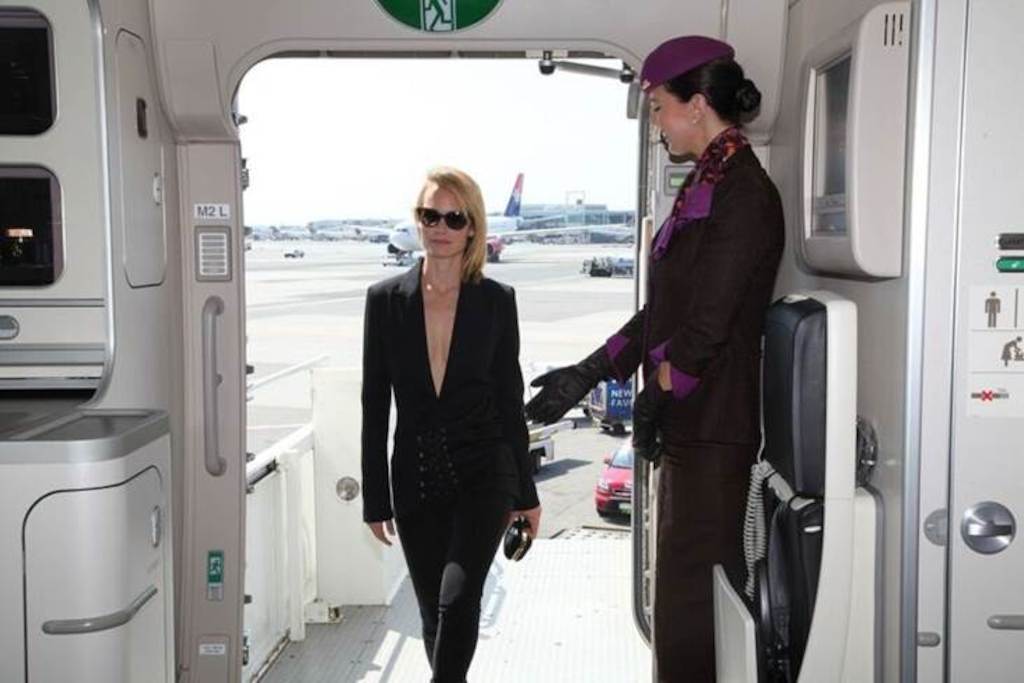 Amber Valletta accueillie par l'équipage à bord de l'A380 aux couleurs de la New York Fashion Week