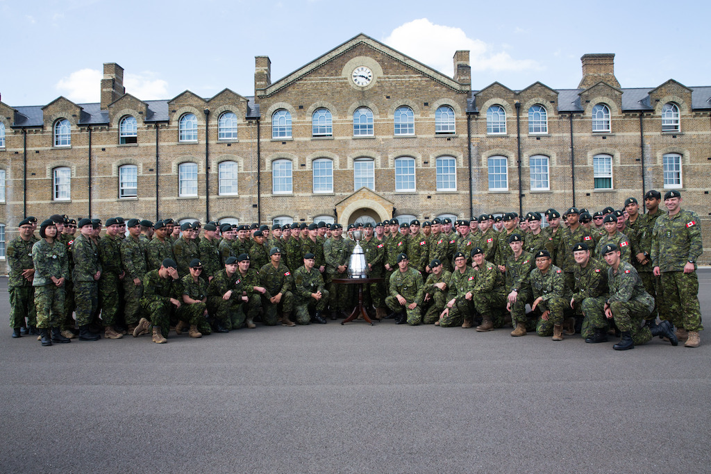 Le 2e Bataillon, Princess Patricia’s Canadian Light Infantry, en compagnie de la Coupe Grey. Crédit photo : Jim Ross / LCF.