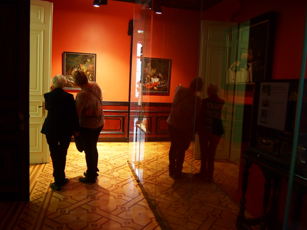 Luisteren naar de audiotour bij jachttaferelen in het Vanderkelenhuis (c) Andy Merregaert