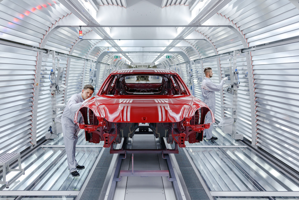 The Panamera runs through the light tunnel (Paint Shop)